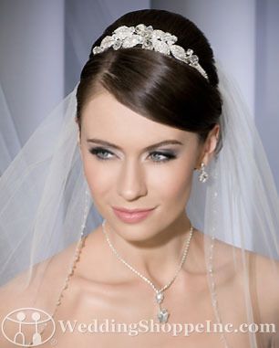 Your Crowning Glory: Tips on Wearing Bridal Tiaras and Headbands