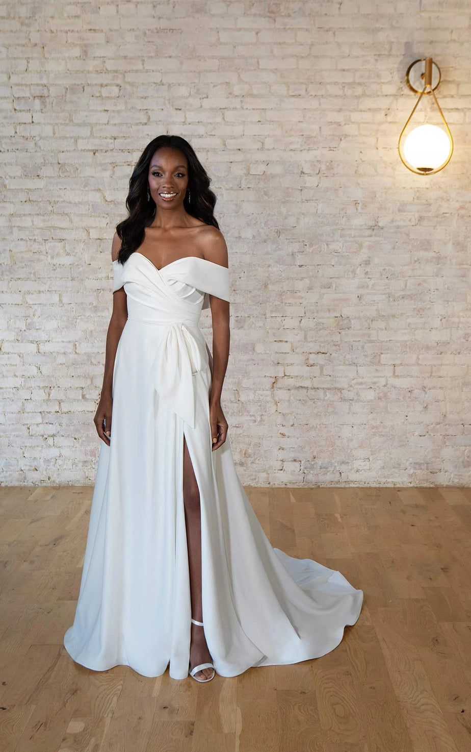 ステラ Floral Lace Wedding Dress with Plunging V-Neckline | Stella