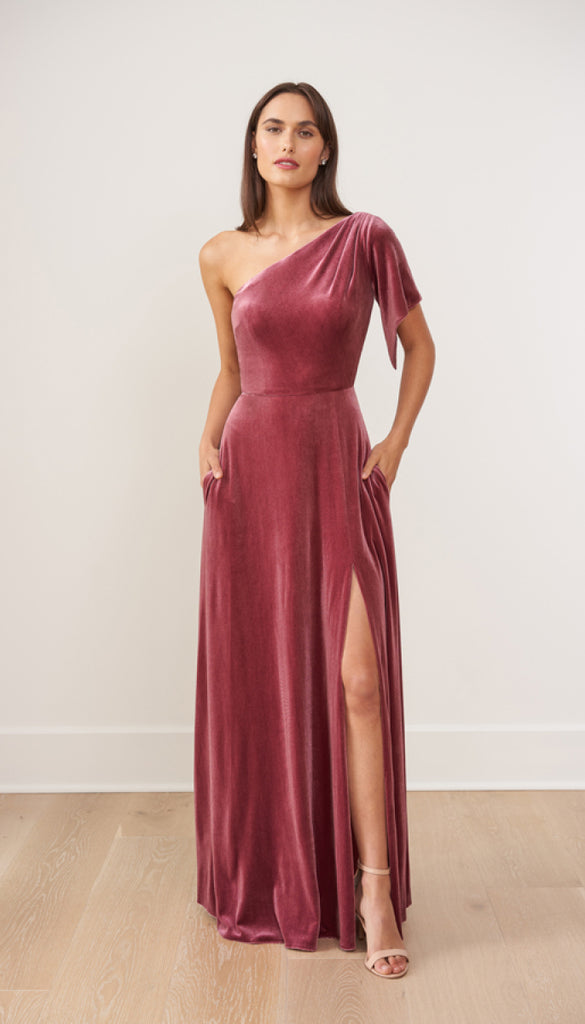 lush bridesmaid dresses Some green wedding inspiration for you this St. Patrick's Day Green satin bridesmaid dresses, classic green and white florals, and the lush green scenery at Pine Knob Mansion made for the
