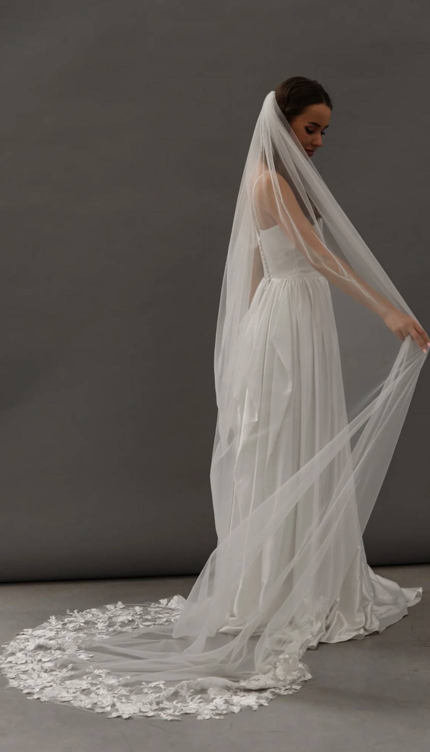 Cathedral Lace Veil V018 | The Wedding Shoppe display picture 1