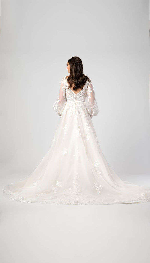 irish wedding dresses blue Blue Wedding Dress The traditional Irish bride wore a blue wedding dress rather than white. This color was a symbol of purity in ancient times before white became the universal symbol for