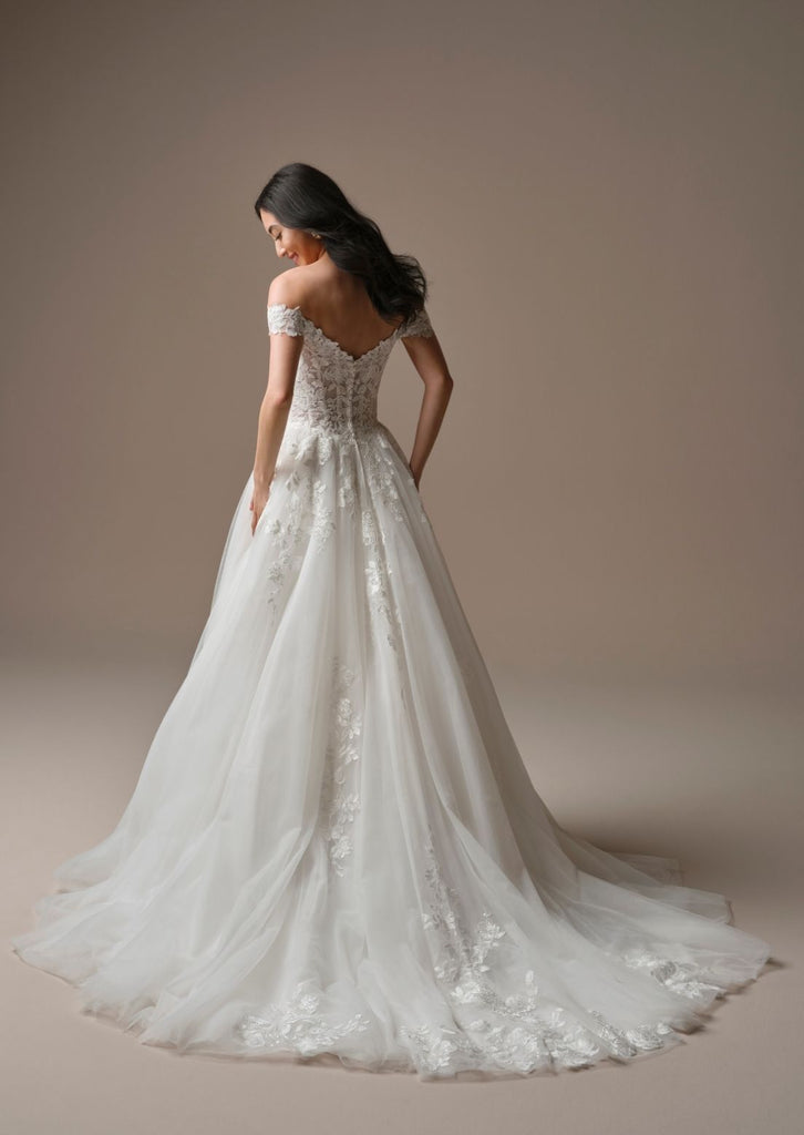 maggie sottero beaded wedding dress Verina swatch:white-gamay-stripe Thoughtful details like a Saks Fifth Avenue | Size:XL (17.5) 32/33 (1752)